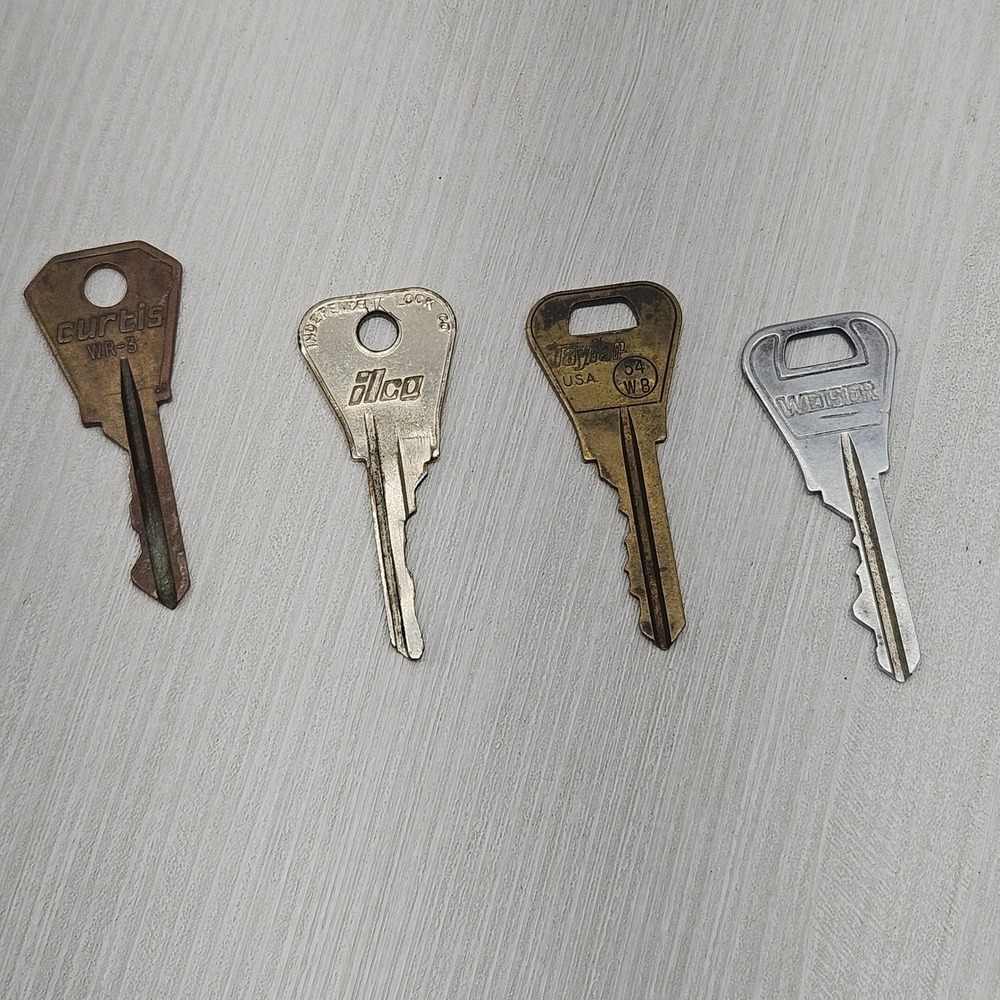 Vintage Mixed Lot 4 Metal Keys Ilco Curtis Taylor Weiser WR3 USA Steampunk Art